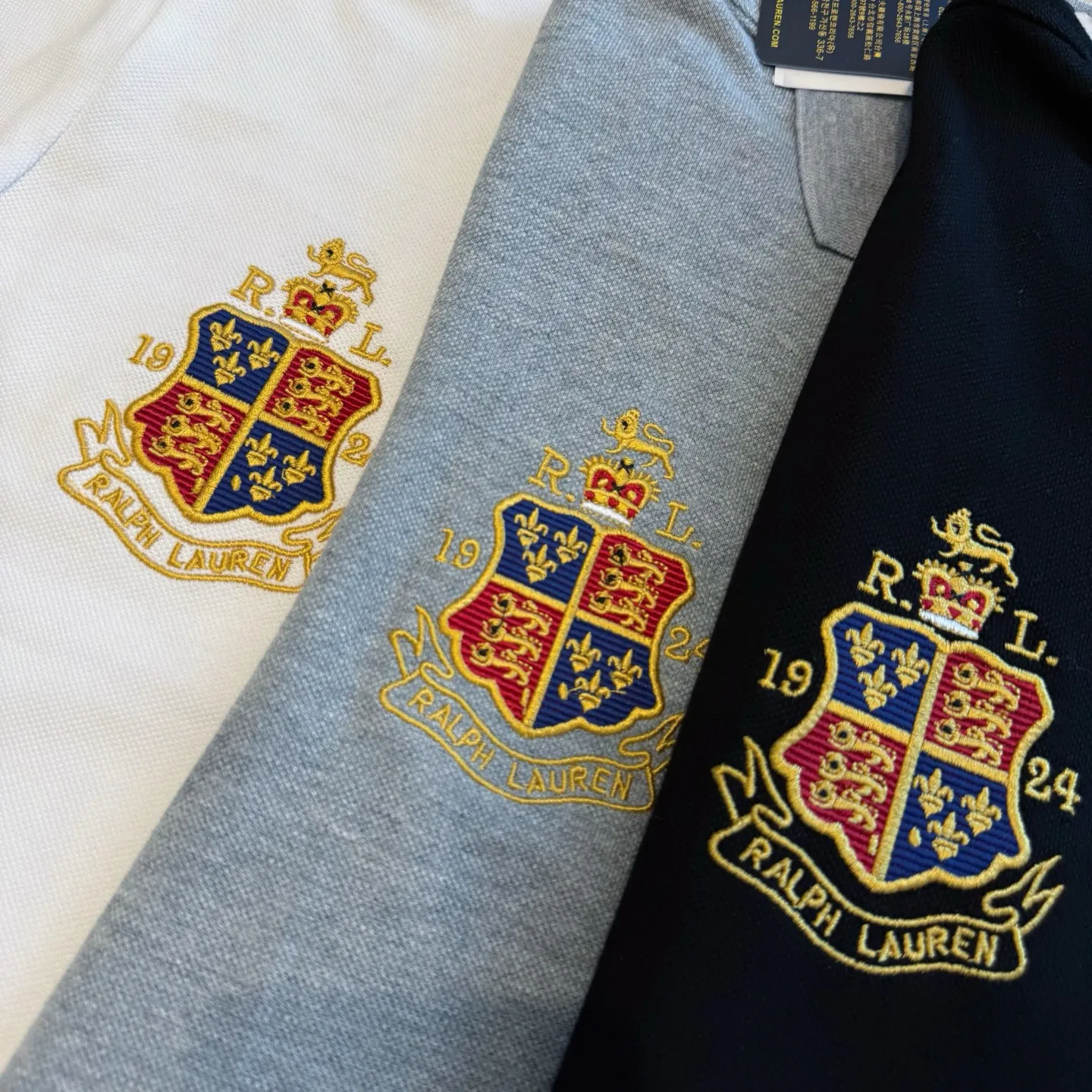 P170 Style No. RL01 (four colors) Ralph Lauren/Ralph Lauren Basic Malaysian Crown 👑Club emblem embroidered logo Big Pony Lapel Polo shirt T-shirt short-sleeved fabric 100% piqué cotton, imported embroidered logo on the chest, custom threaded collar, Malaysian embroidery, the highest version, suitable for business and leisure daily use! 🌘Two-button placket, laser logo pearlescent resin buttons, cuffs and hem using double-thread sewing technology, different currency versions, full set of original three-label accessories!   SIZE #S~XXL Color#Black Navy Gray White